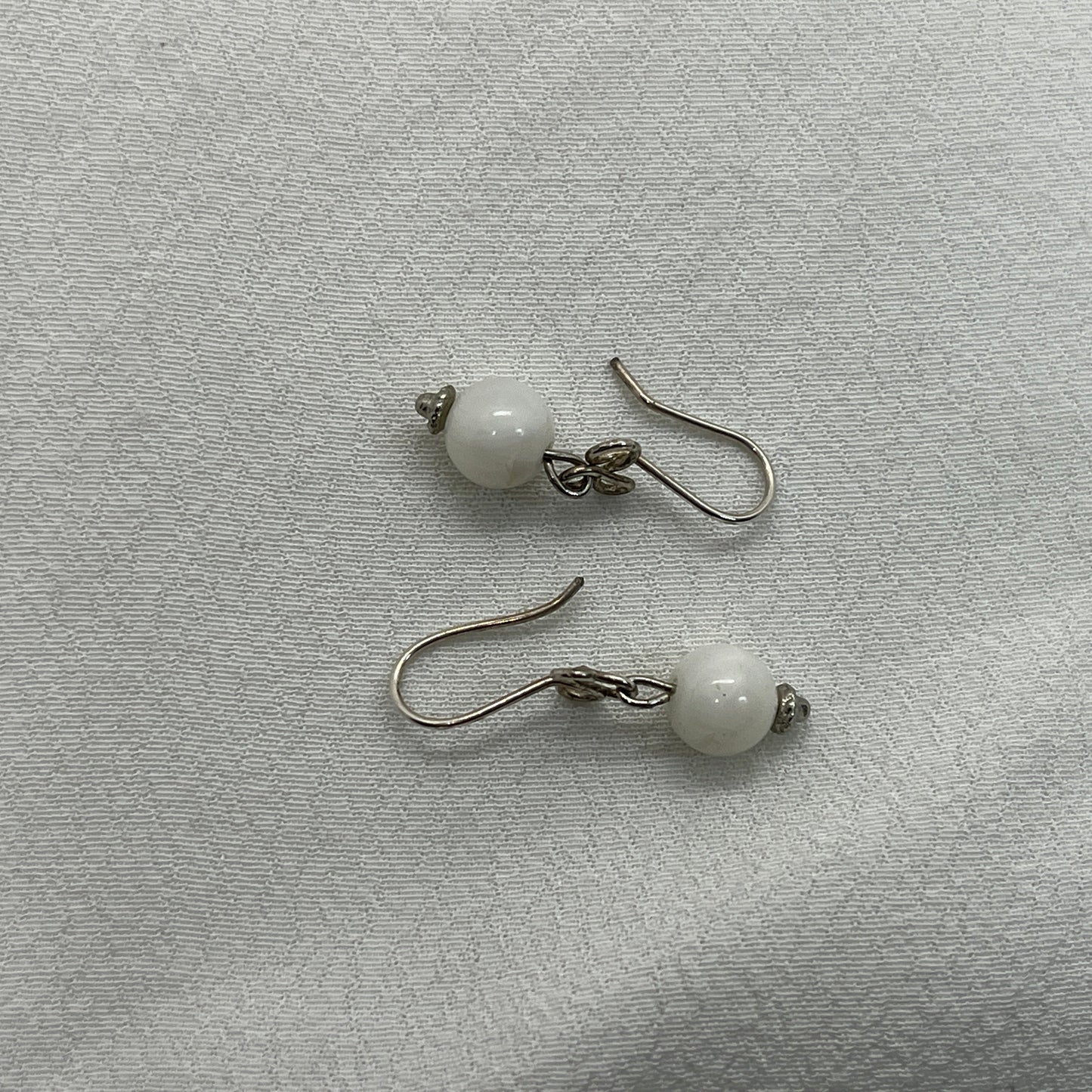 Sølv trekløver ørering med hvid Jade