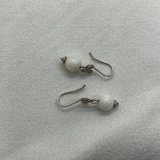 Sølv trekløver ørering med hvid Jade