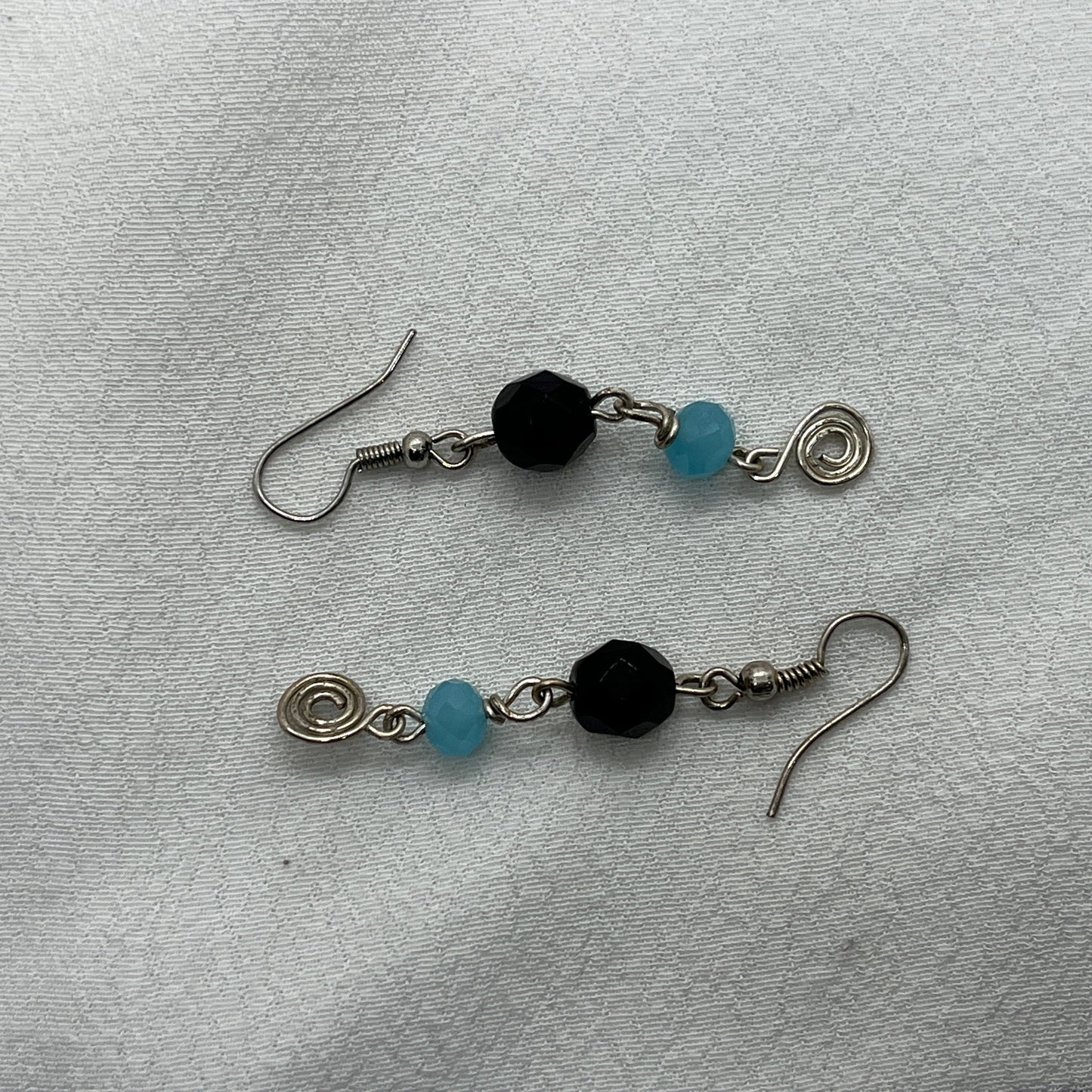 Sølv ørering med blå og sorte perler