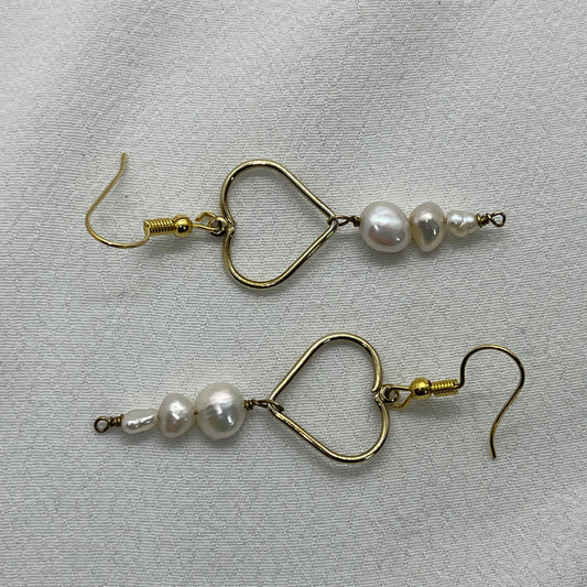 Ørering i messing med hjerte og Ferskvandsperler