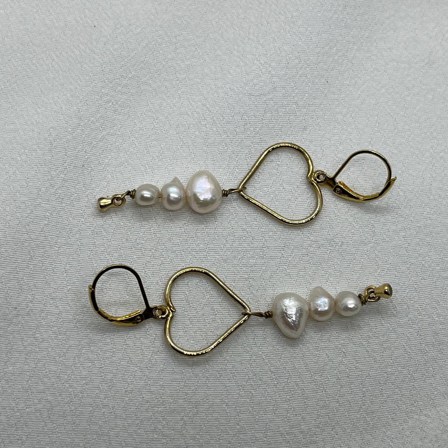 Messing brioche ørering med hjerte og Ferskvandsperler