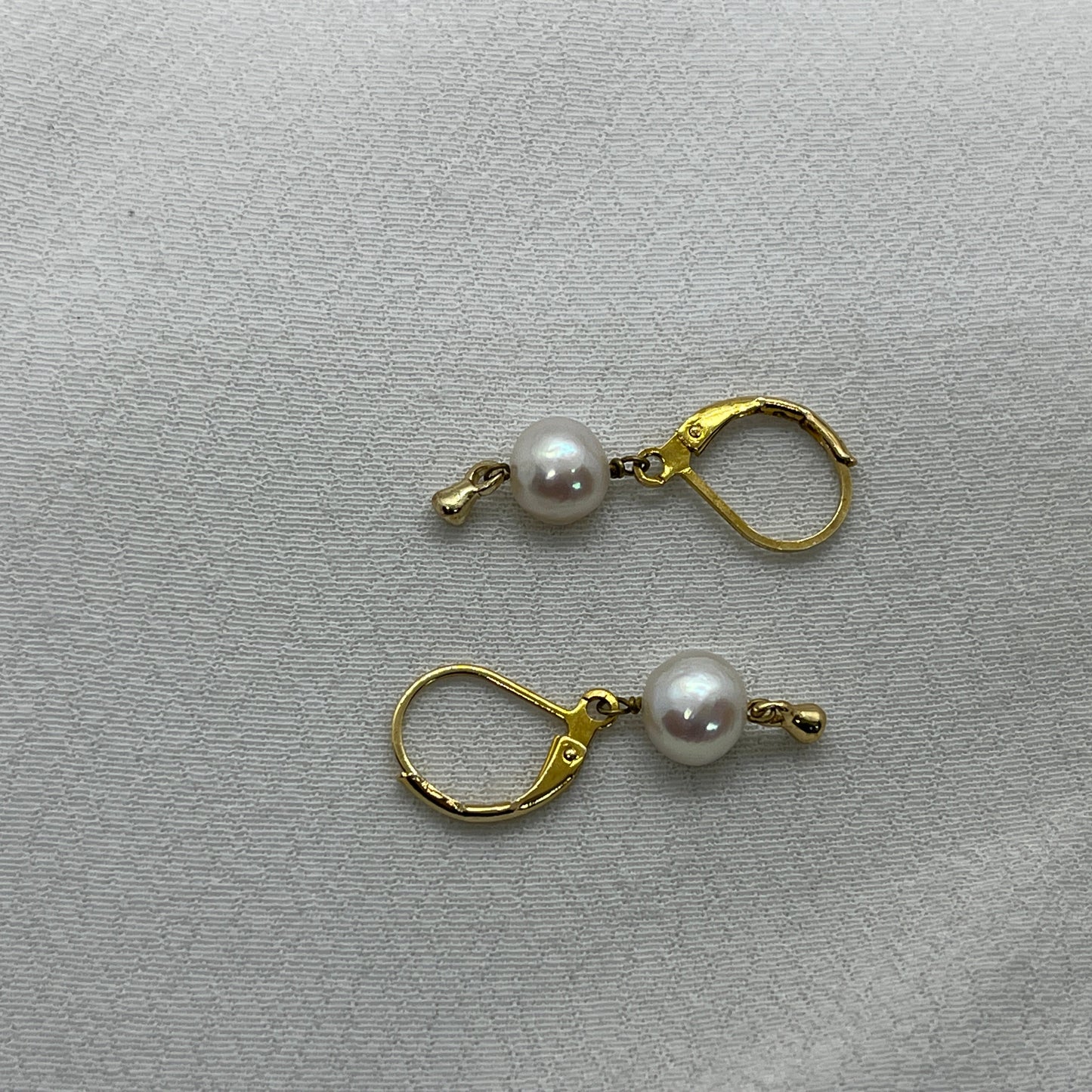 Messing brioche ørering med Ferskvandsperle