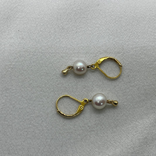 Messing brioche ørering med Ferskvandsperle