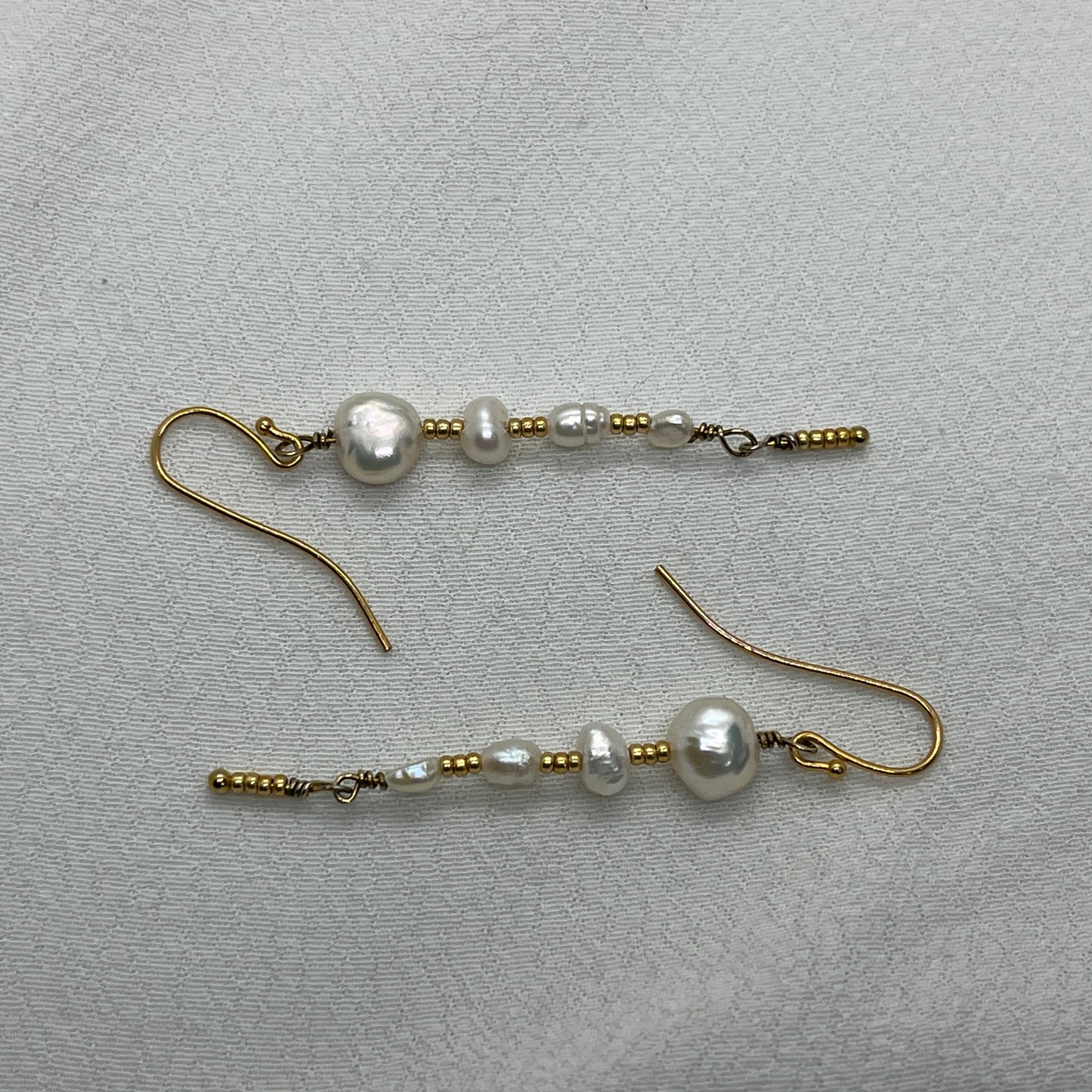 Guld ørering med Ferskvandsperler