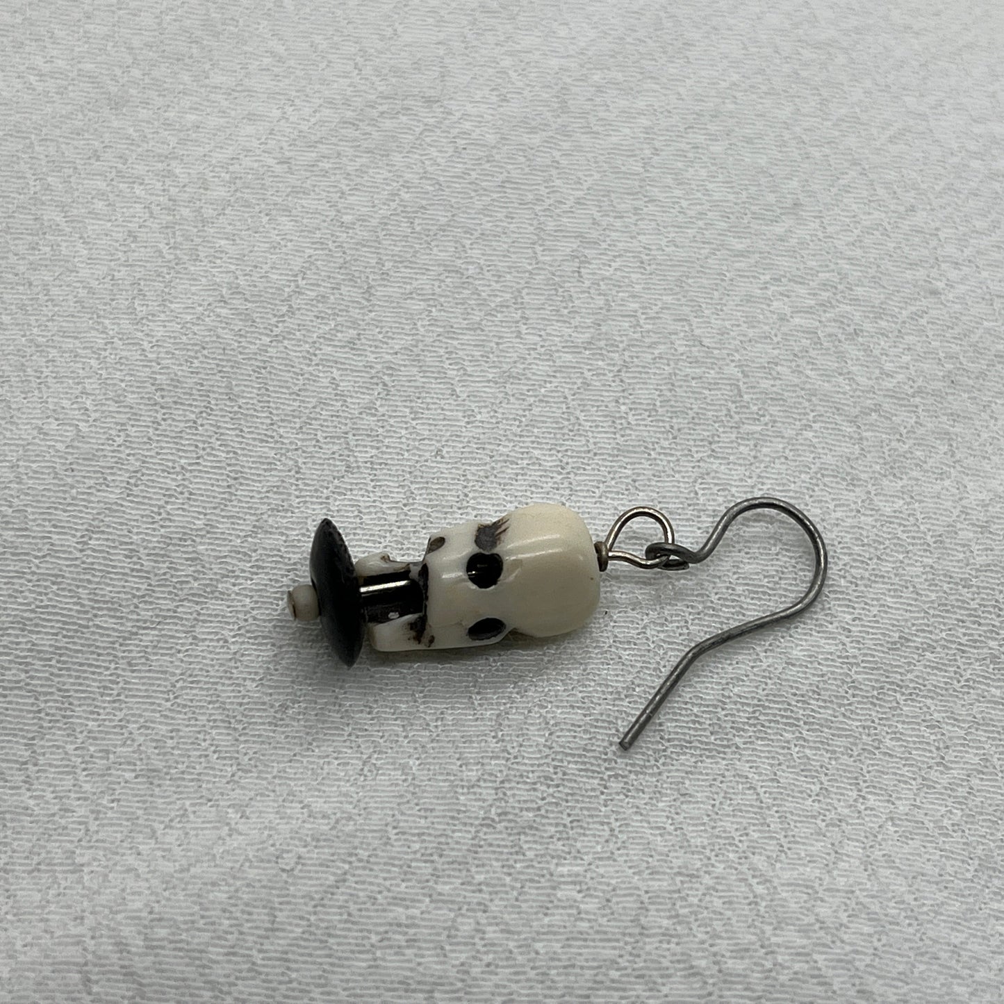 Single halloween metal ørering med kranium