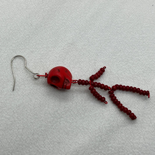 Single halloween sølv ørering med rødt skelet