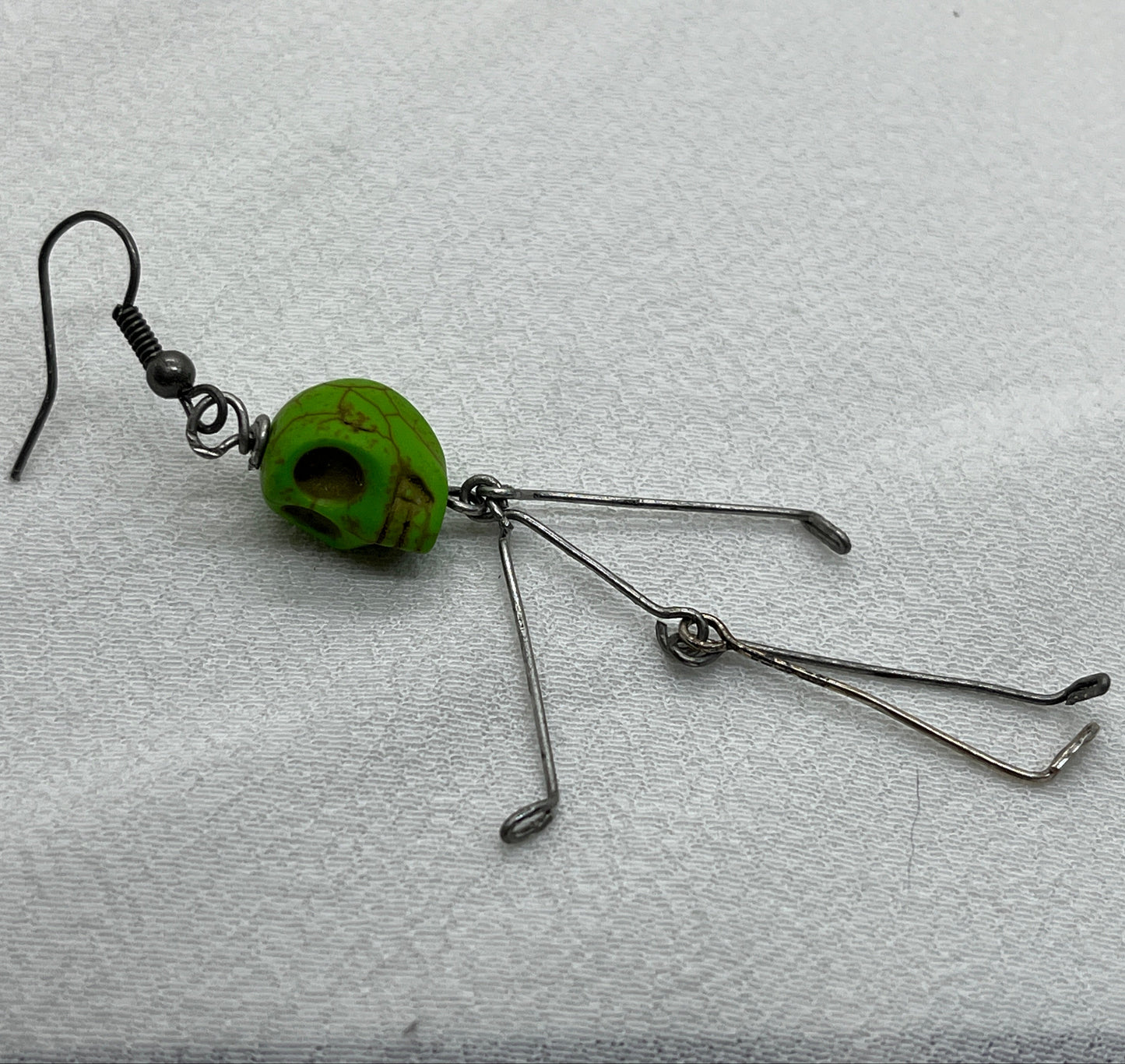 Single halloween metal ørering med grønt kranium