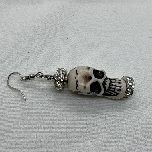 Halloween single ørering i sølv med stort kranium med krone