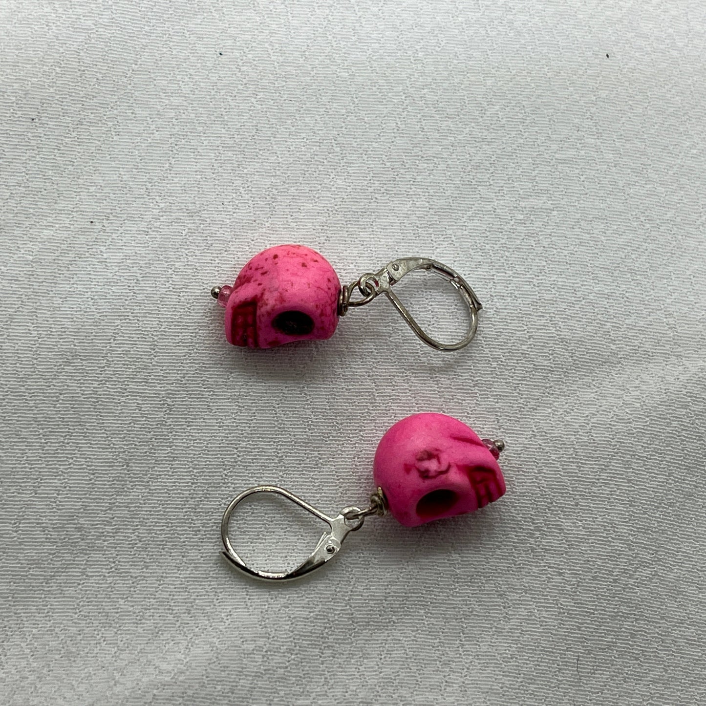 Halloween brioche øreringe i sølv med pink kranium