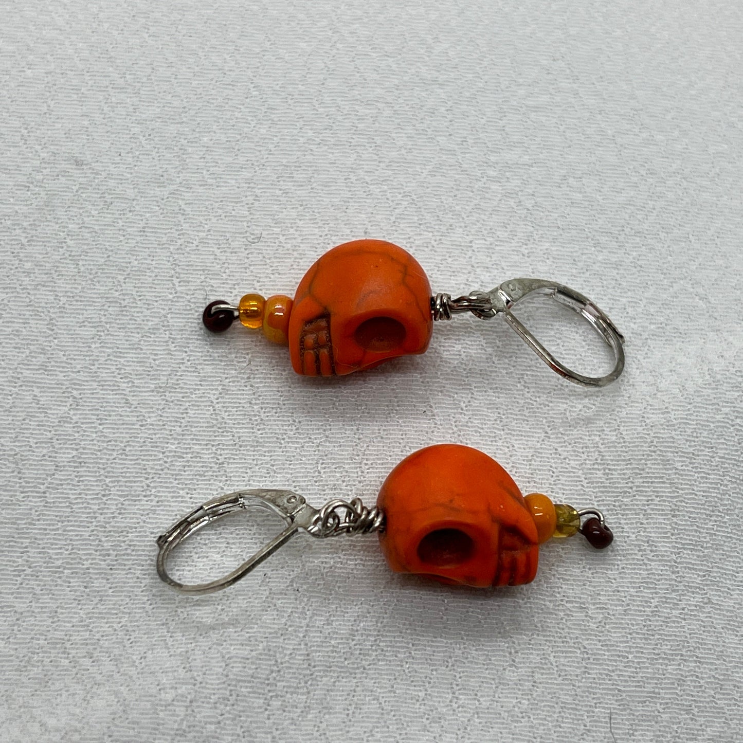 Halloween brioche øreringe i sølv med orange kranium