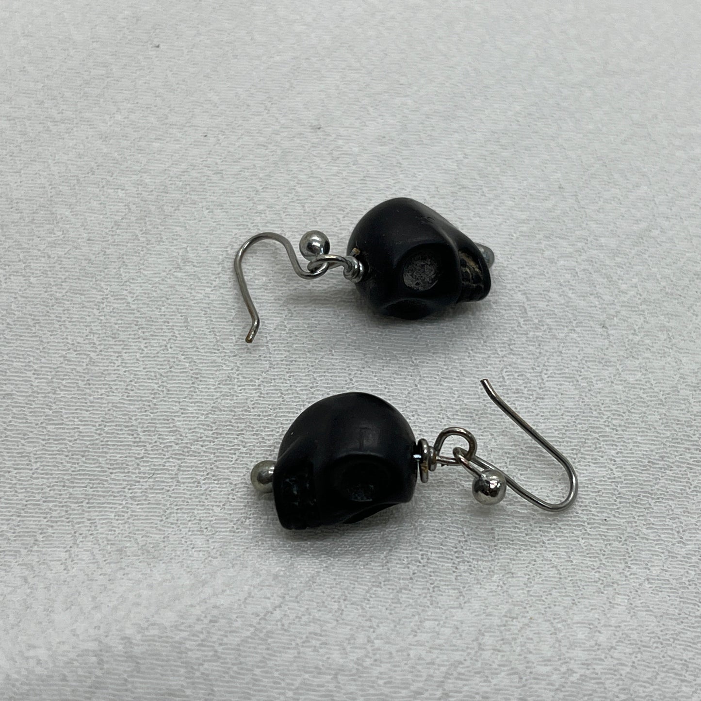 Halloween sølv øreringe med sort kranium