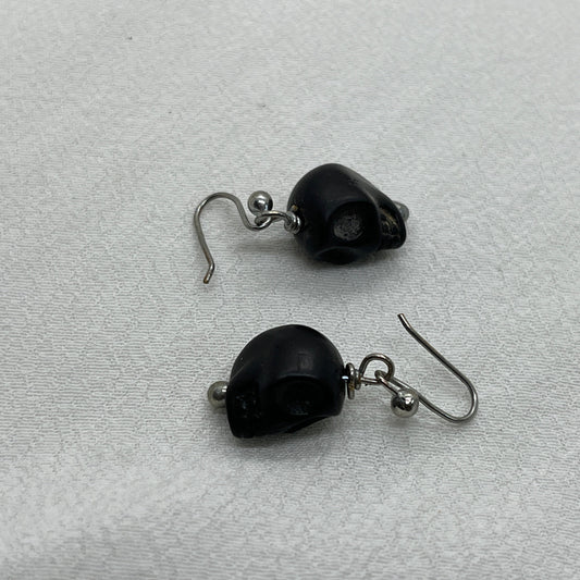 Halloween sølv øreringe med sort kranium