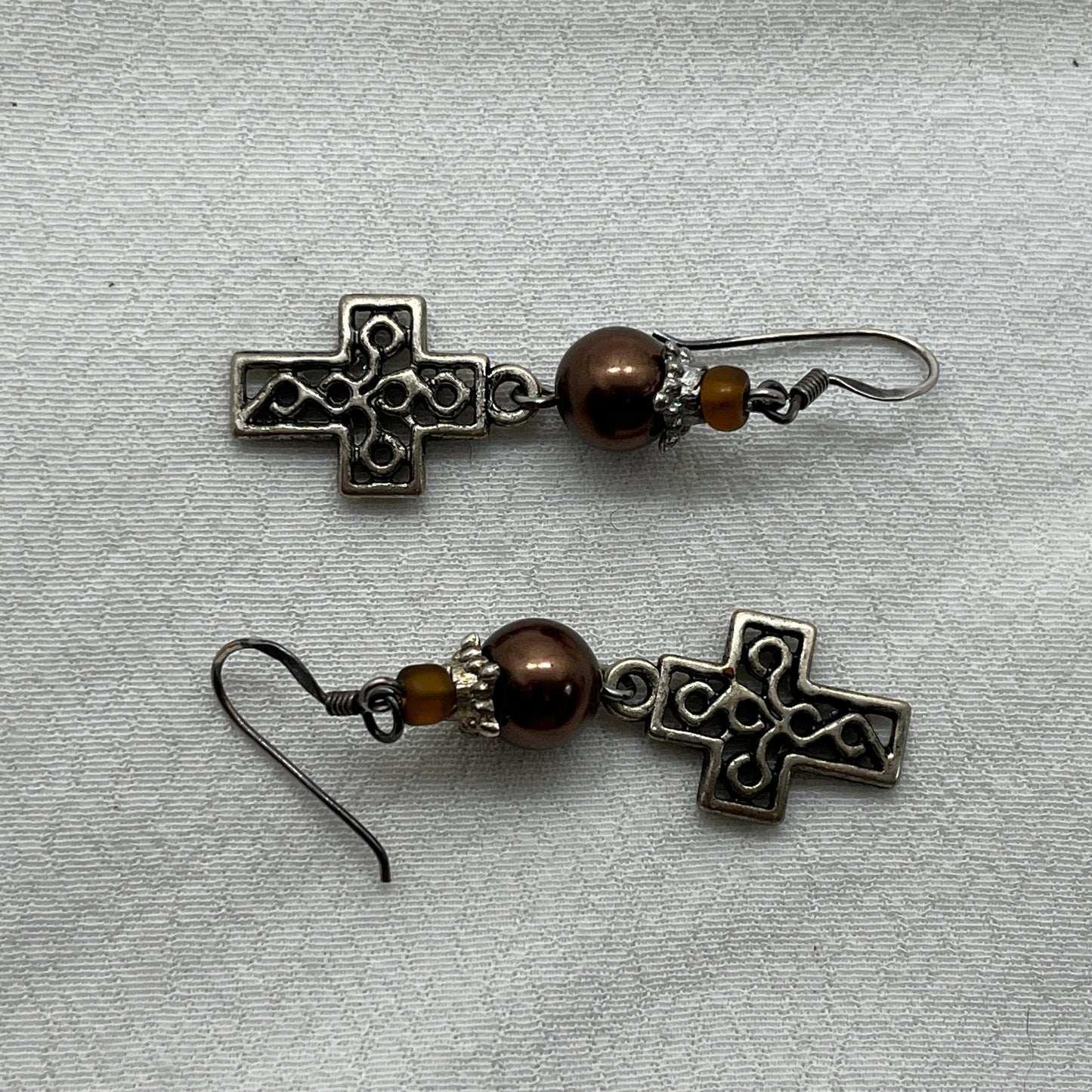 Sølv øreringe med mønstret sølvkors