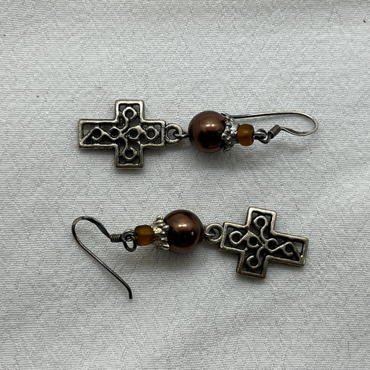 Sølv øreringe med mønstret sølvkors