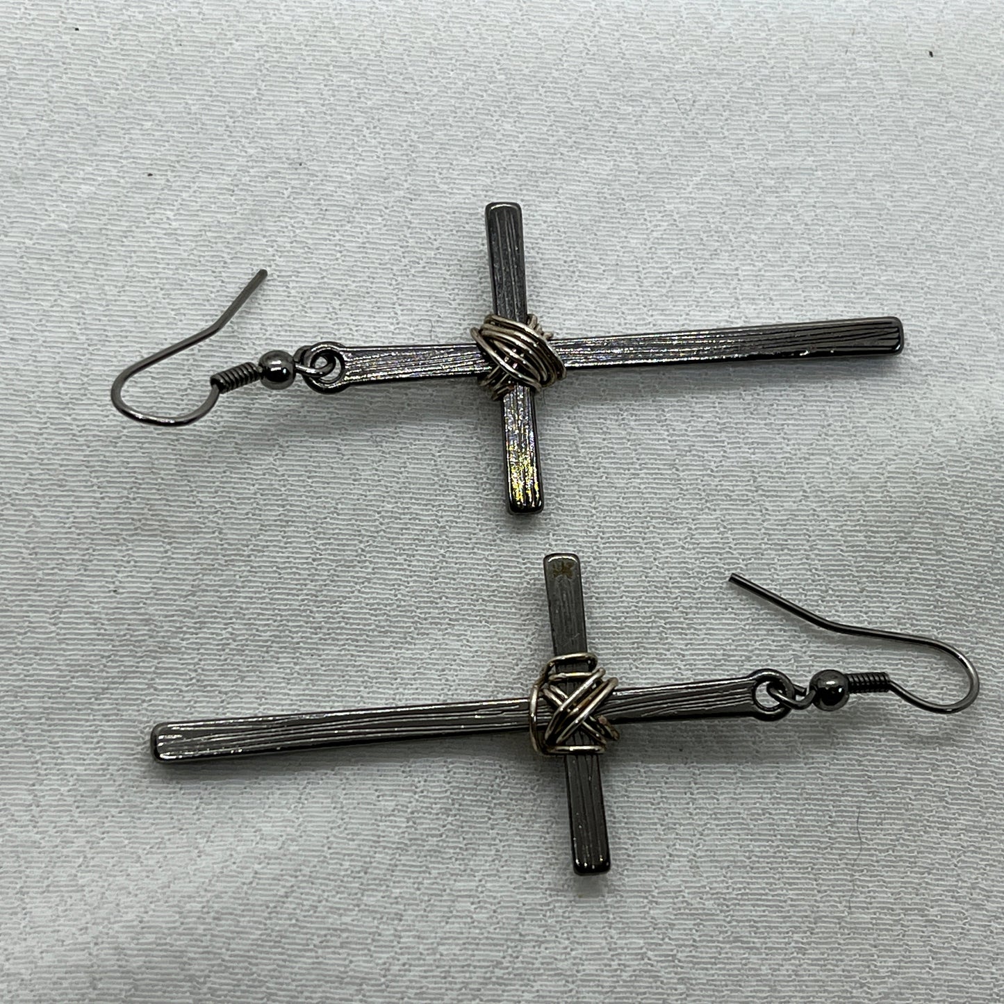 Sølv øreringe med rillet sølvkors