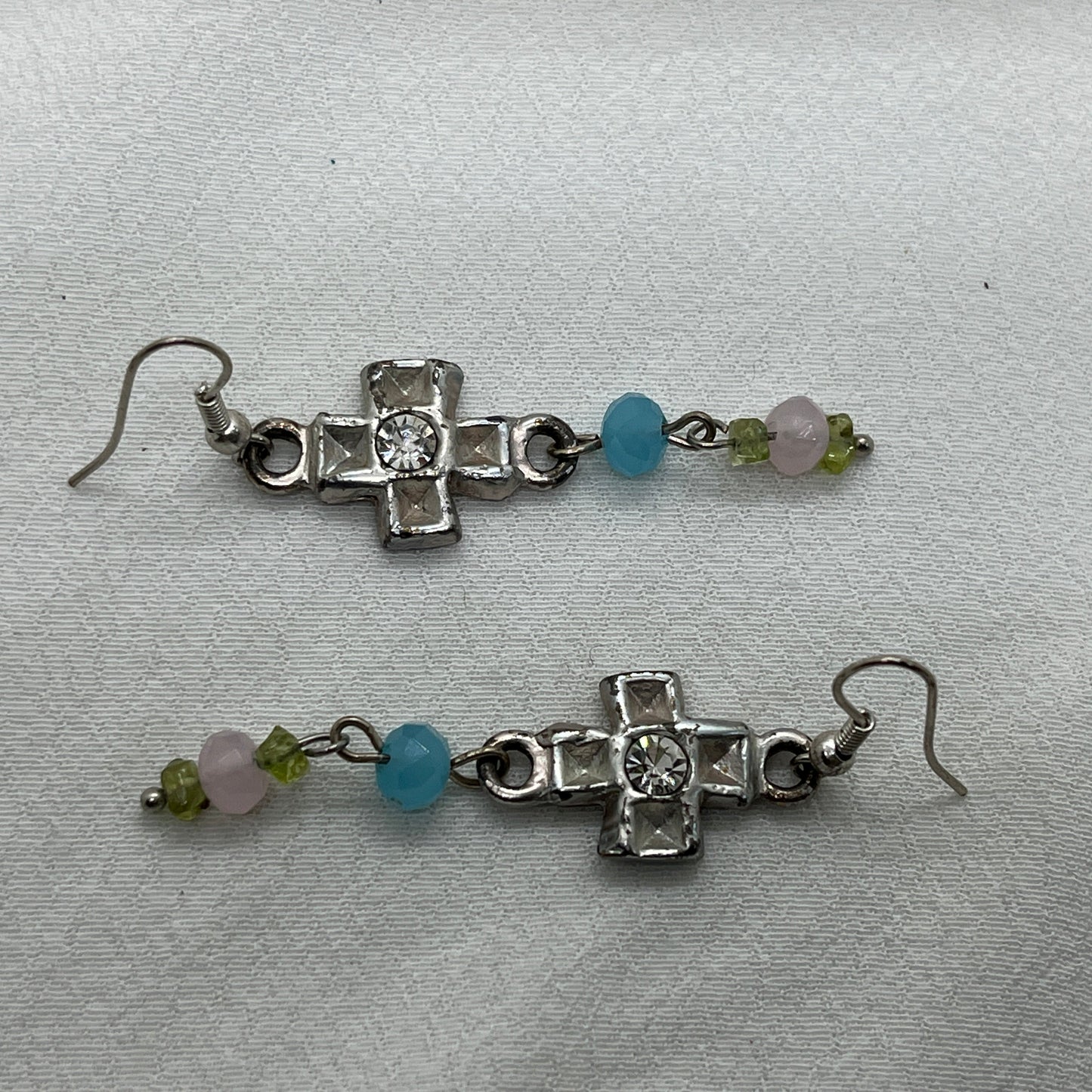 Sølv øreringe med kors og perler