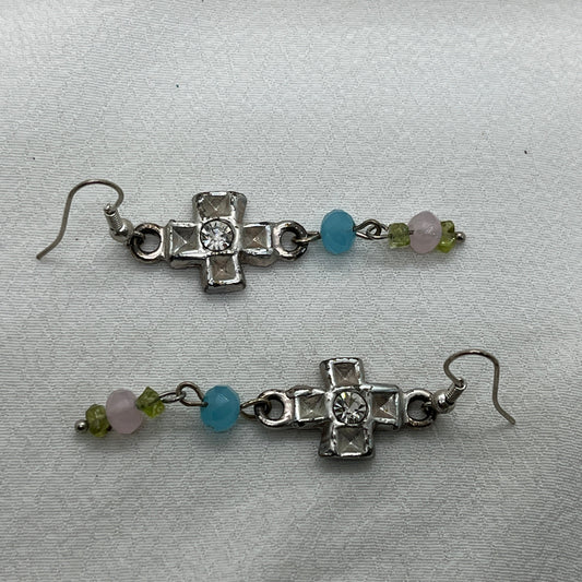 Sølv øreringe med kors og perler