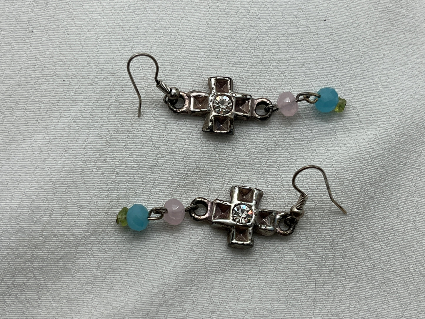 Sølv øreringe med kors og perler