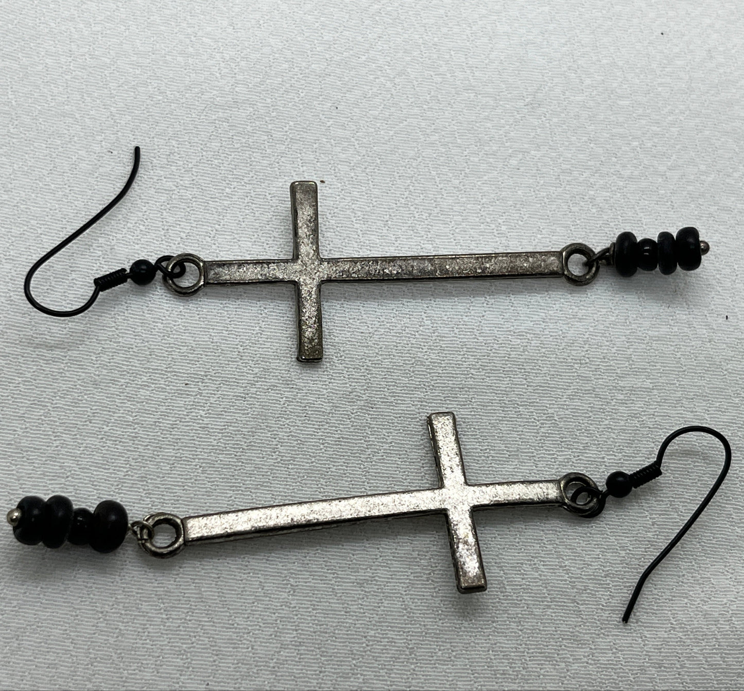 Sorte metal øreringe med kors og perler