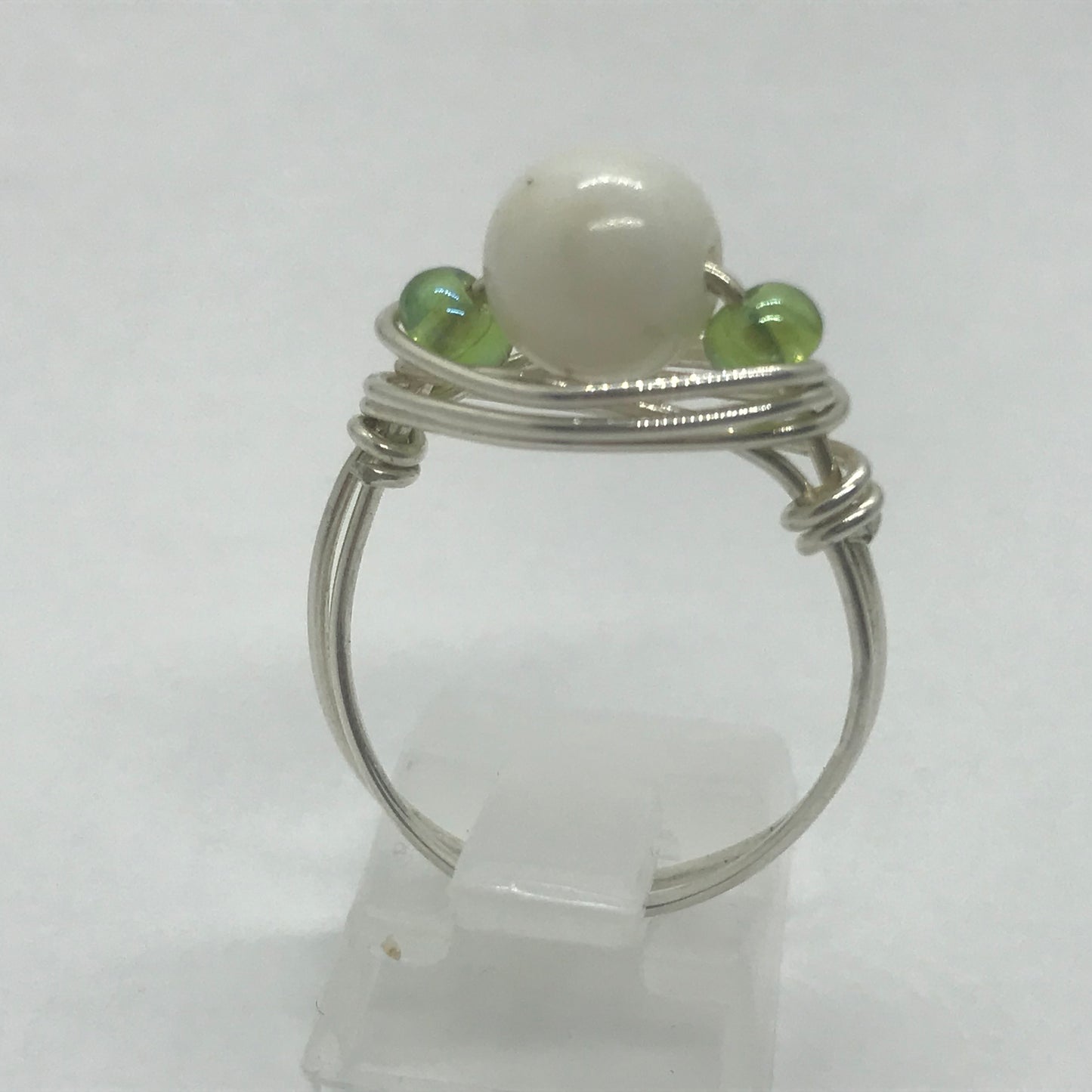 Sølvring med hvid keramik perle