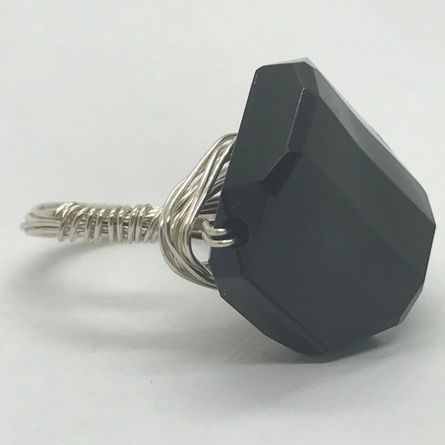 Sølvring med sort akrylperle