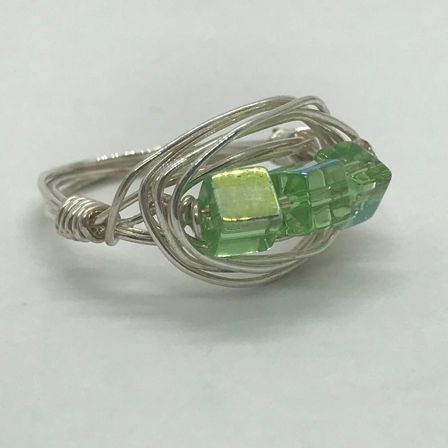 Ring i sølv med kønne grønne perler