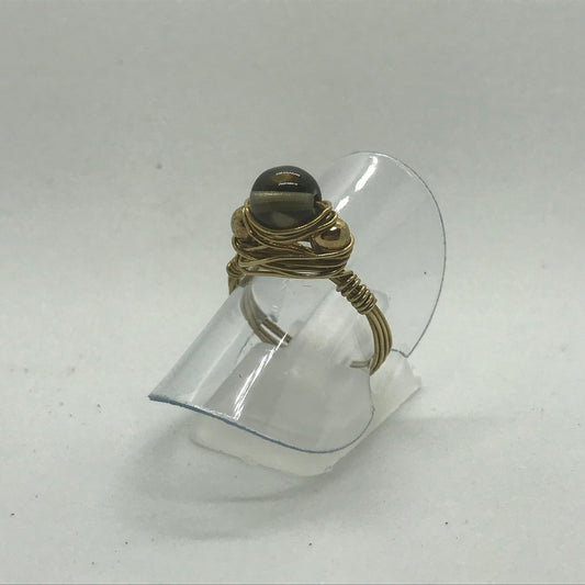 Ring i messing med Røgkvarts