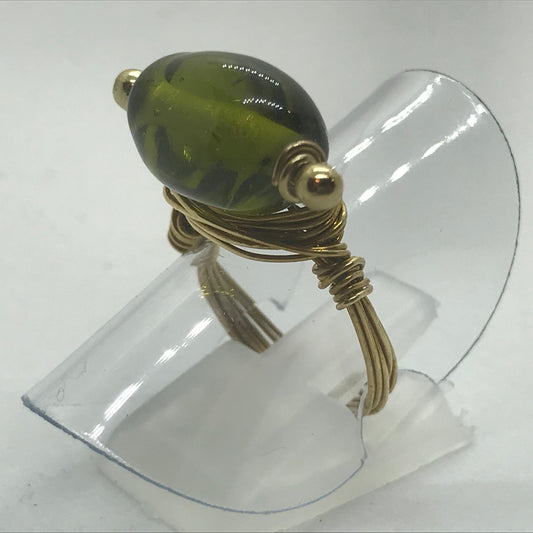 Ring i messing med klar olivengrøn glasperle