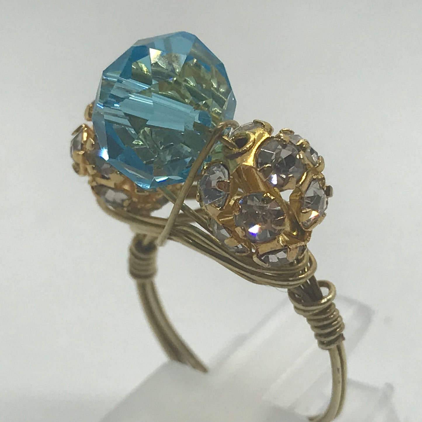 Ring i messing med en blå facetteret Krystal