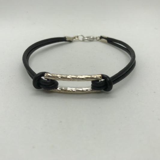 Sort armbånd i skind med sølvperle