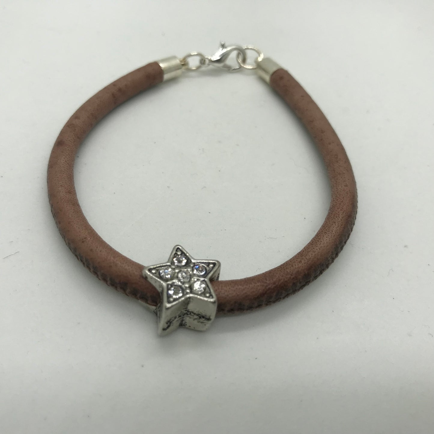 Brunt armbånd i lækkert skind med sølvstjerne