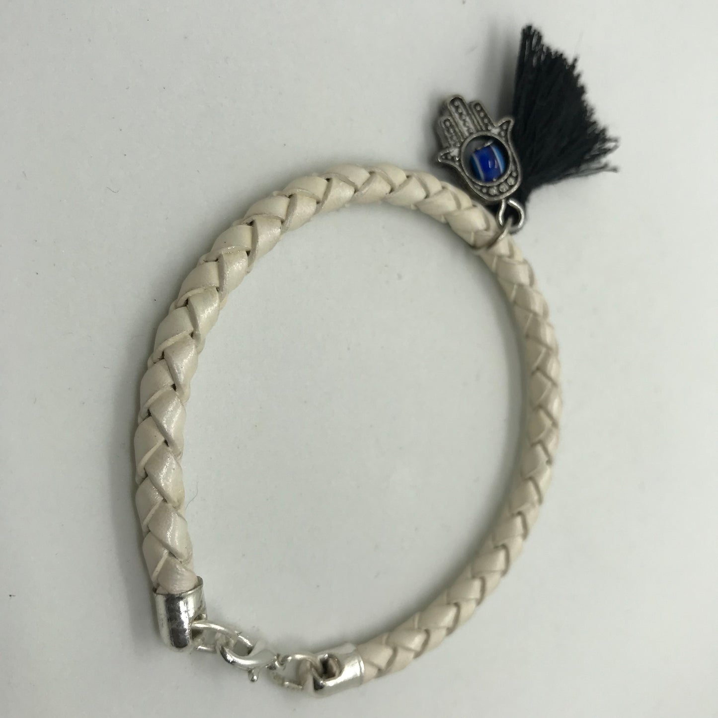 Hvidt armbånd i lækkert skind med Hamsas hånd