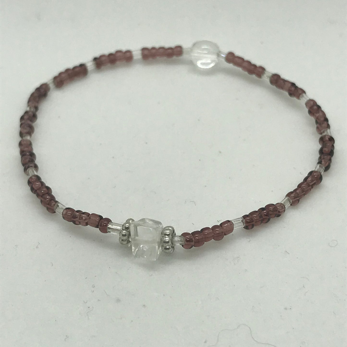 Elastisk armbånd med transparente brune seedbeads