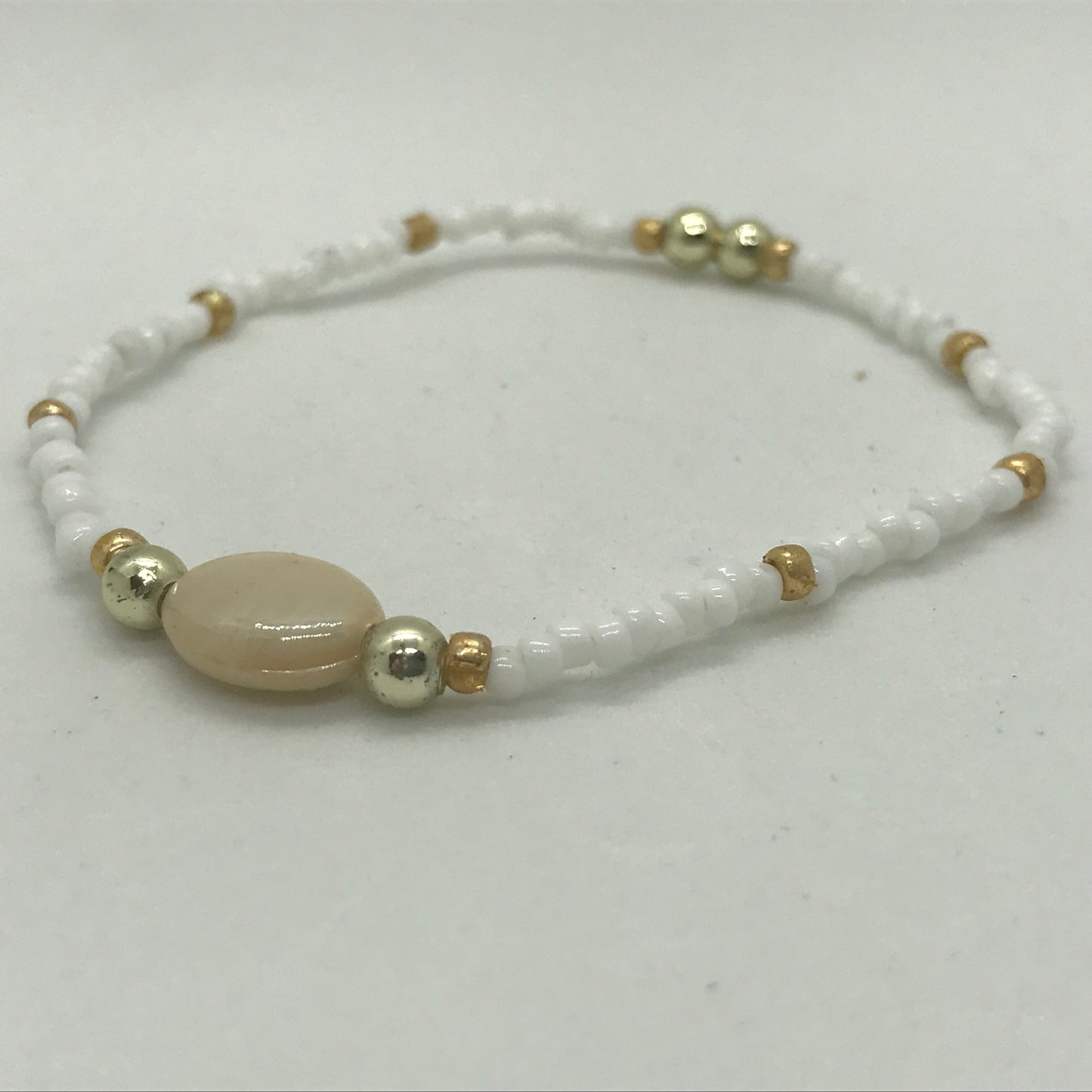 Elastisk armbånd med hvide og guld seedbeads