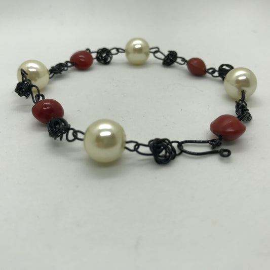 Flot armbånd i sort tråd med sorte roser