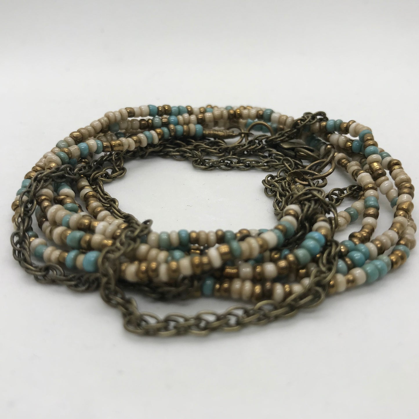 Armbånd med antikmessing kæde og seedbeads