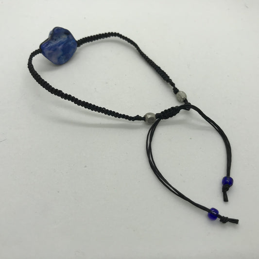 Sort knyttet armbånd med indfarvet perlemors perle