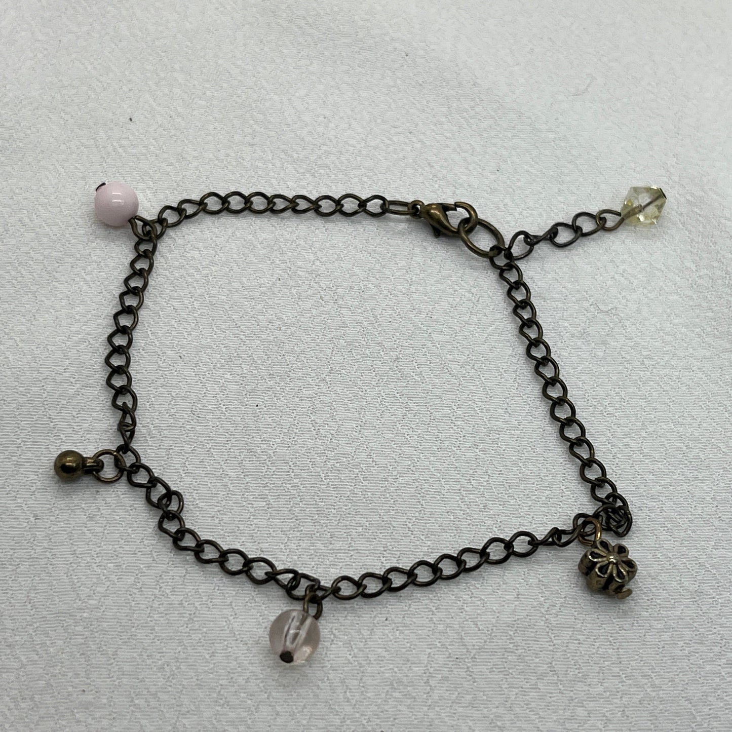 Armbånd i oxideret messing med 5 perler