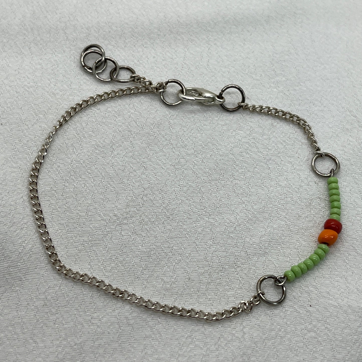 Armbånd i sølv med seedbeads i midten