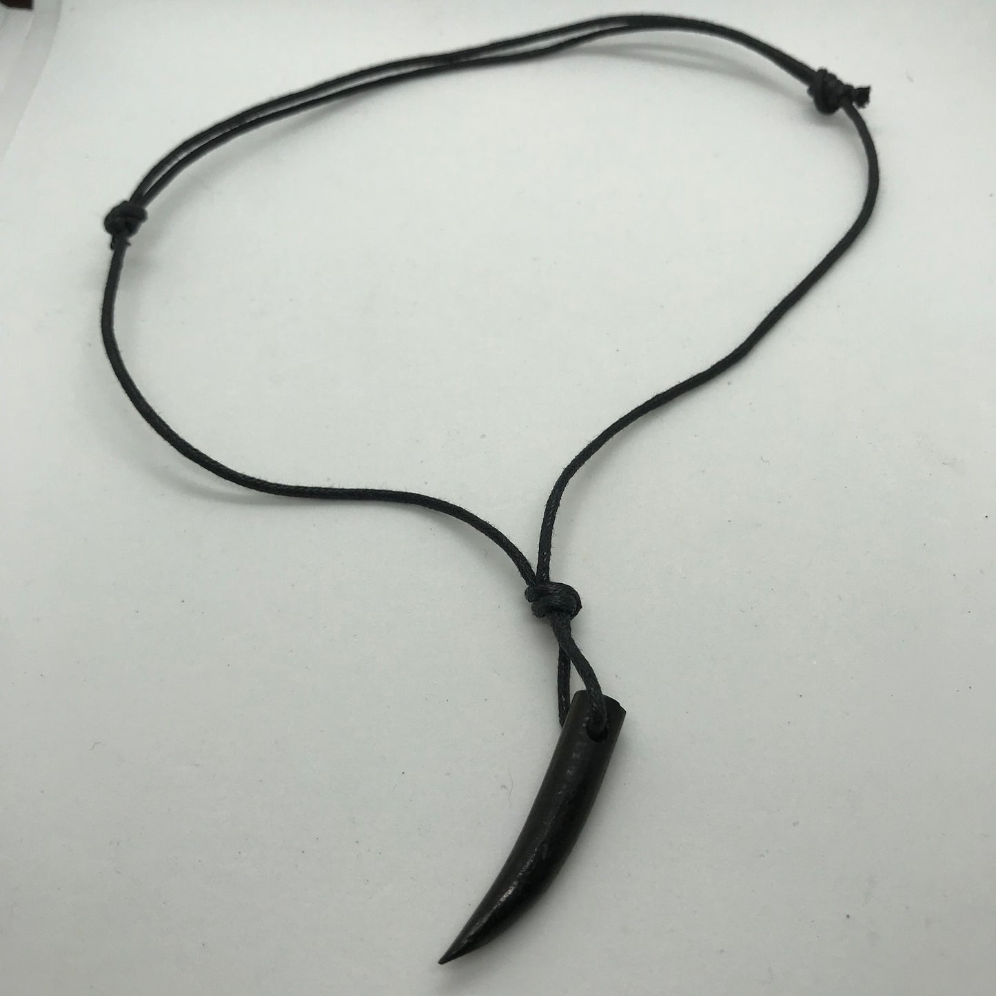 Halskæde på snor med sort trætand
