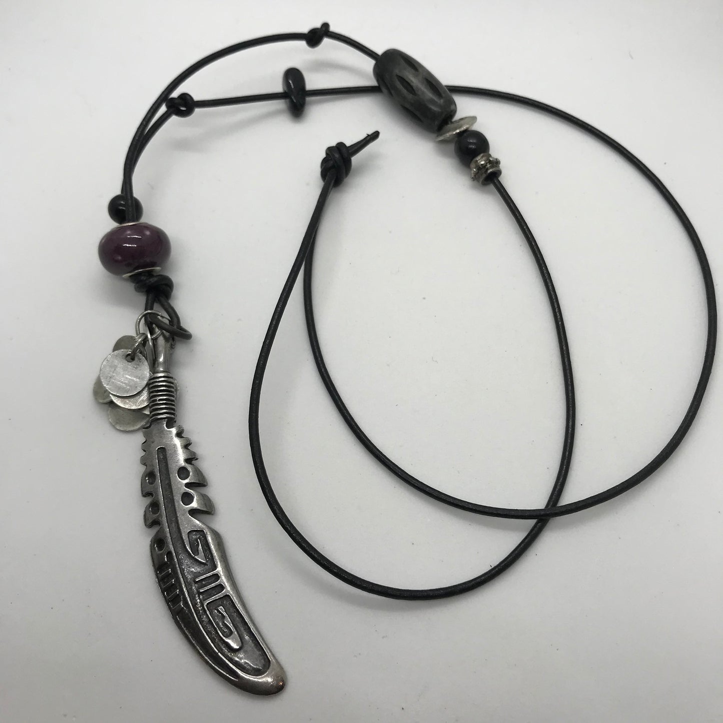 Halskæde i læder med lilla perle og sabel