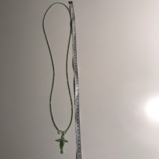 Halskæde i perler med grønt kors