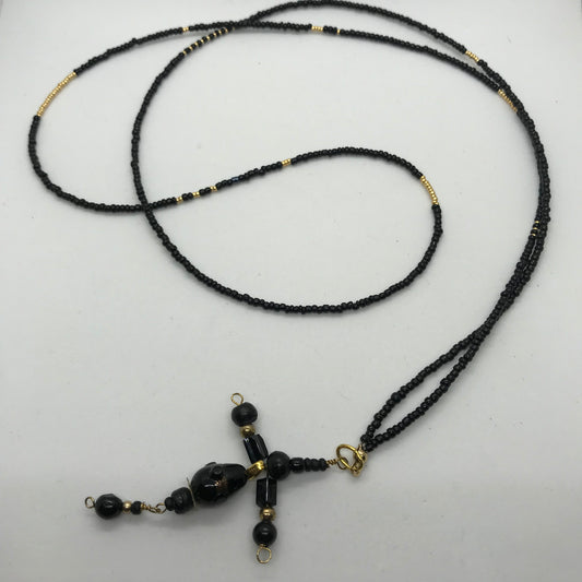Halskæde med sorte seedbeads og med sort perlekors