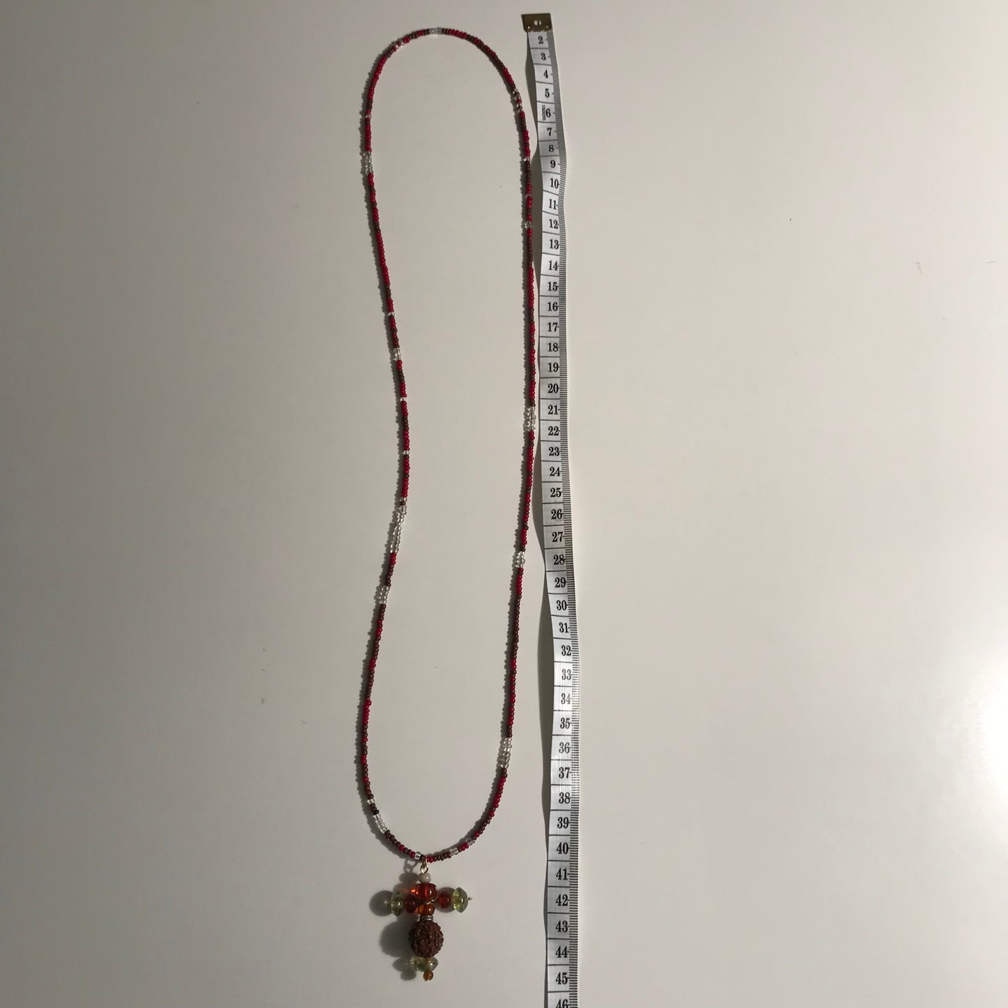 Halskæde med røde seedbeads og perlekors