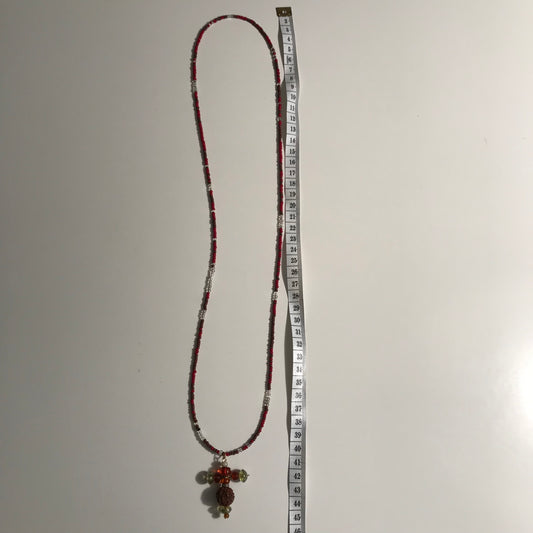 Halskæde med røde seedbeads og perlekors