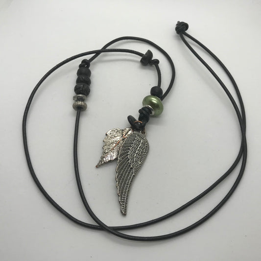 Halskæde i sort skind med sølvvinge