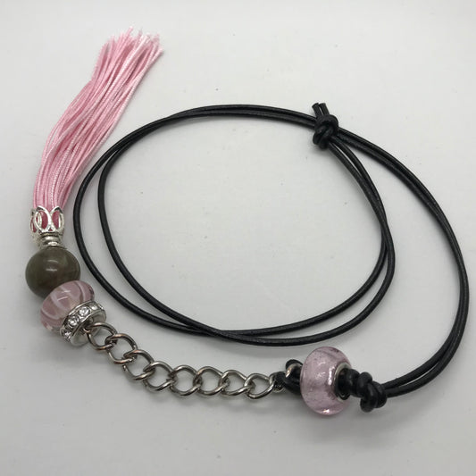 Halskæde, sort skindsnor med en Chrysoprase sten og lyserødt vedhæng