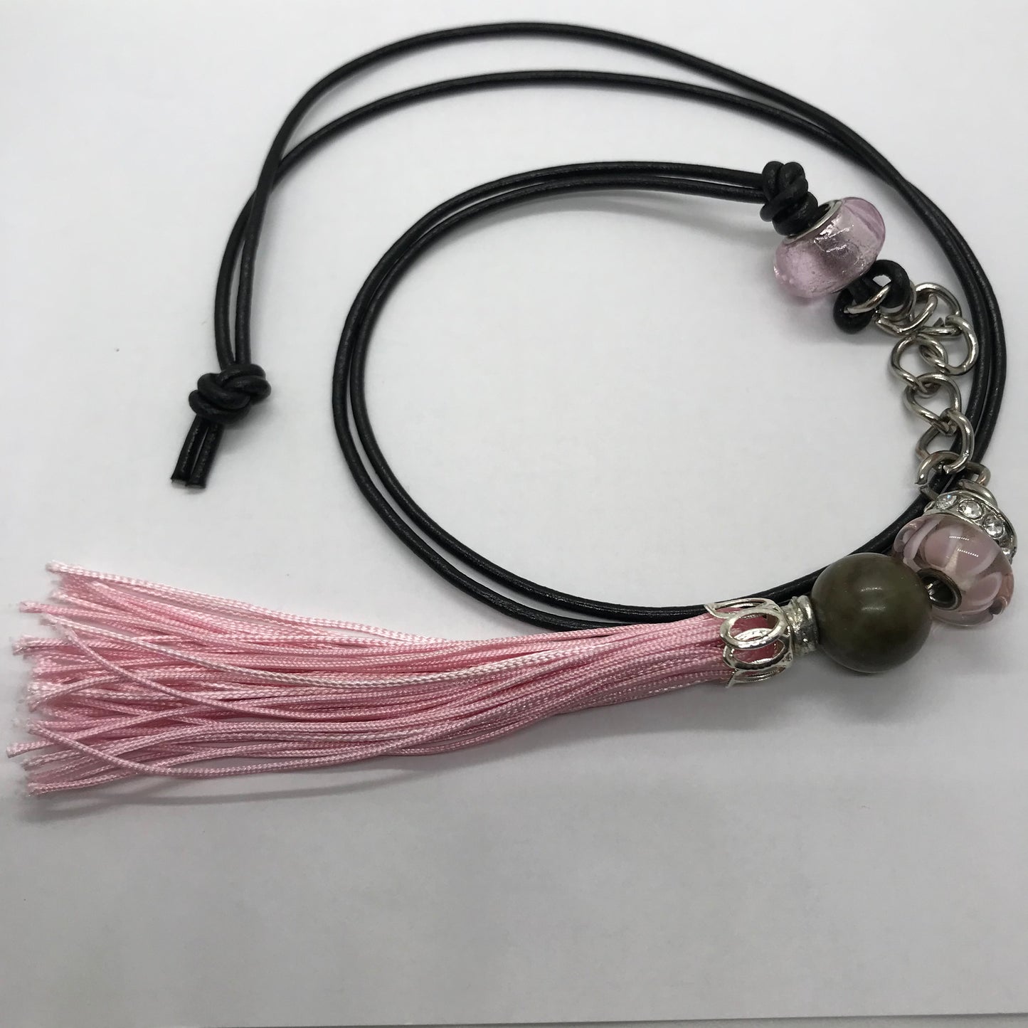 Halskæde, sort skindsnor med en Chrysoprase sten og lyserødt vedhæng