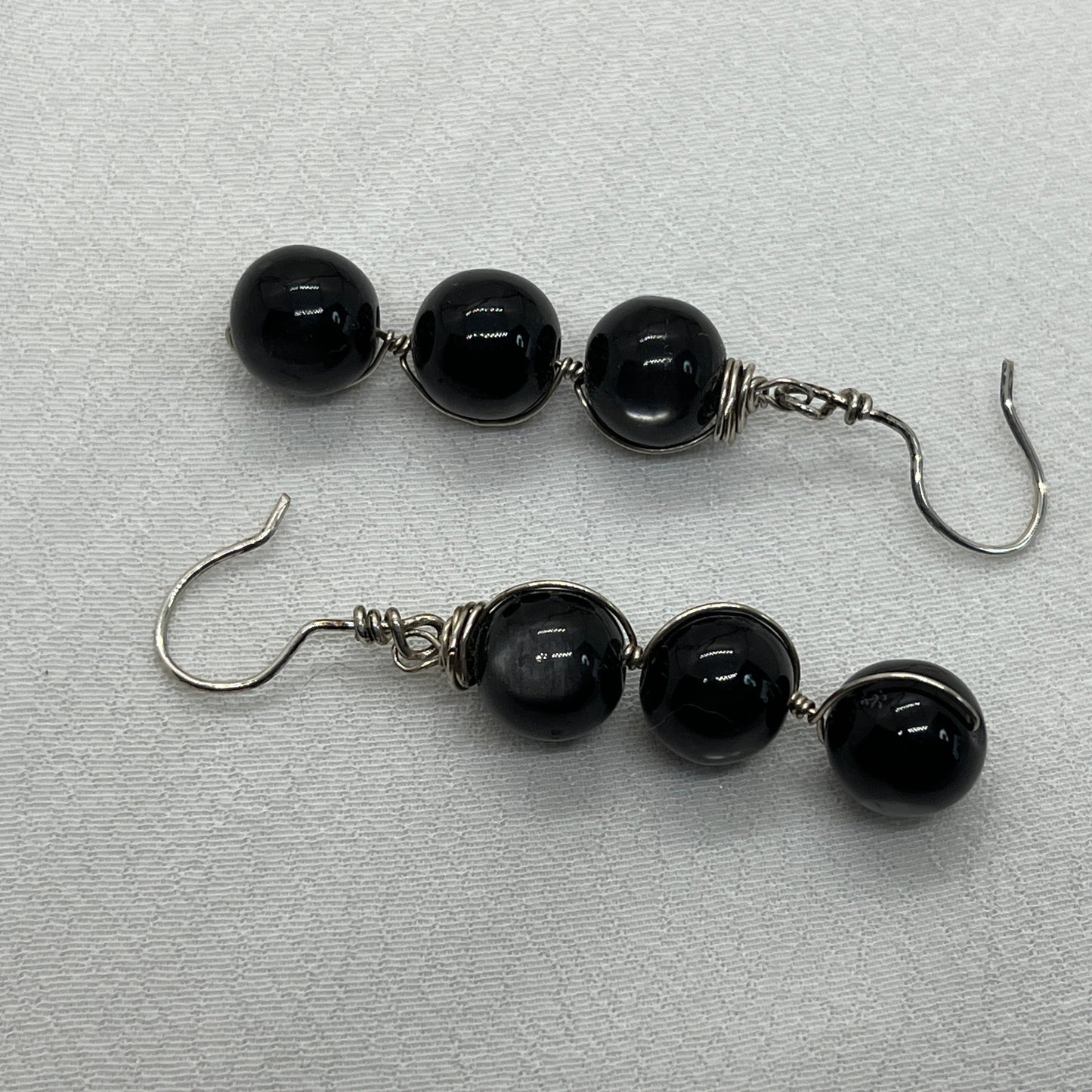 Sølv ørekroge med sorte cateye perler