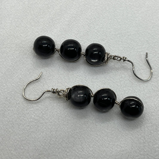 Sølv ørekroge med sorte cateye perler